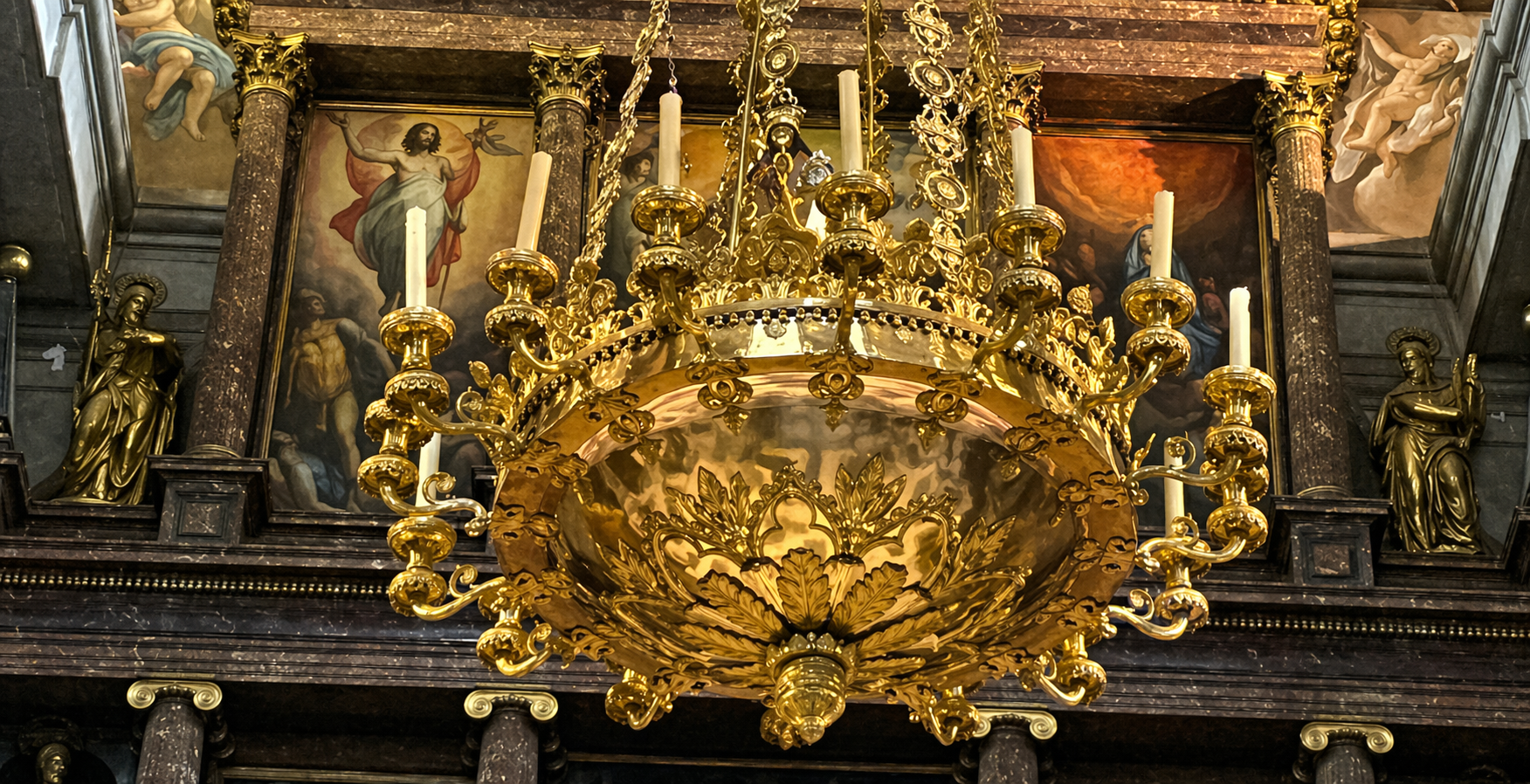Restauración de lámpara monumental de bronce dorado en El Escorial | Cleaner Lamp