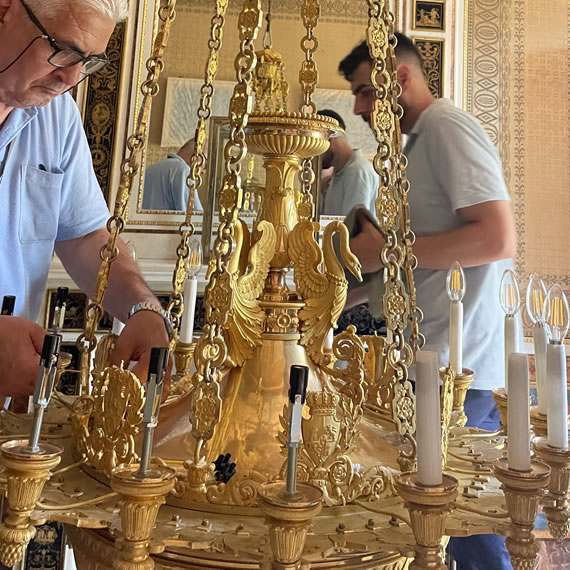 Restauración de lámparas en la Casa del Labrador